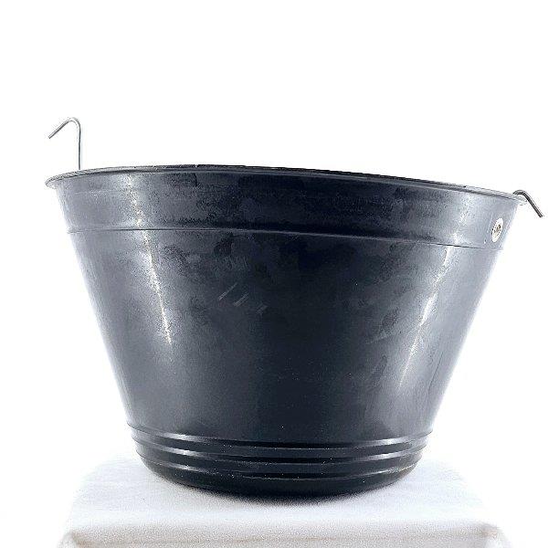 سطل أسود عادي...